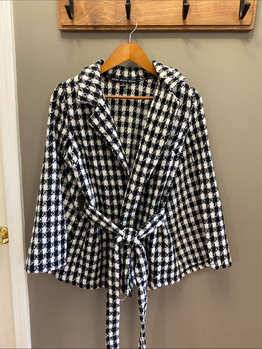 Women’s Houndstooth Belted Coat Jacket - Black & White